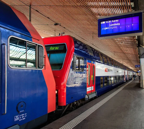 Tren en una plataforma de la estación de tren principal de Zurich —  Fotos de Stock