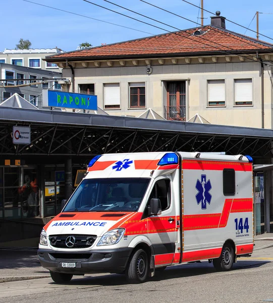 Ambulancia furgoneta en Suiza — Foto de Stock