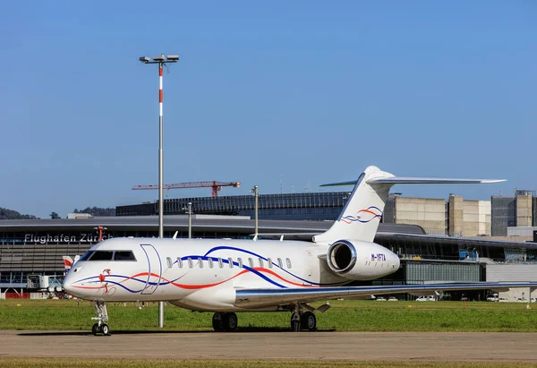 Bombardier Global 6000 jet i Zürichs flygplats — Stockfoto