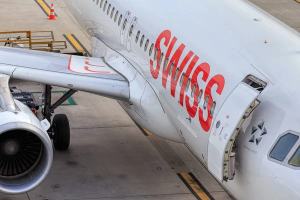 Flugzeug der schweizerischen internationalen Fluglinien — Stockfoto