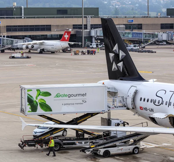 Schlemmertruck in einem Airbus der Star Alliance in der Schweiz — Stockfoto