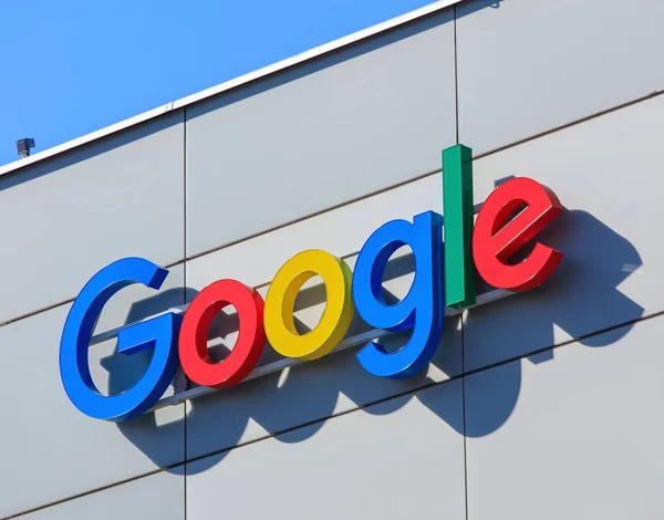 Firma en la pared del edificio de oficinas de Google en Zurich, Switze — Foto de Stock