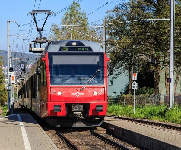 Tåg av järnvägslinjen Uetliberg i Zürich, Schweiz — Stockfoto