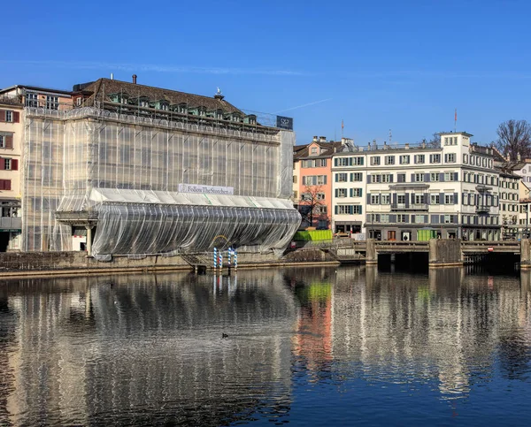 Budynków wzdłuż rzeki Limmat w Zurych, Szwajcaria — Zdjęcie stockowe