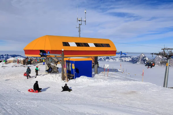 Fronalpstock 山の上部にあるケーブルカーの駅 — ストック写真