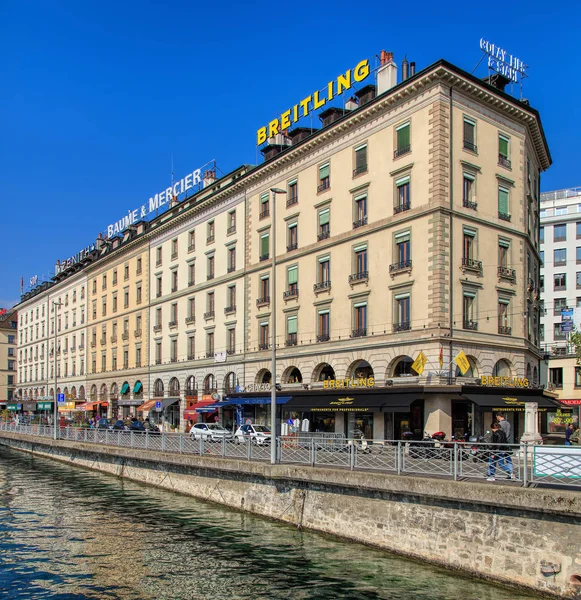 Budynków wzdłuż rzeki Rodan w Genewie, Szwajcaria — Zdjęcie stockowe