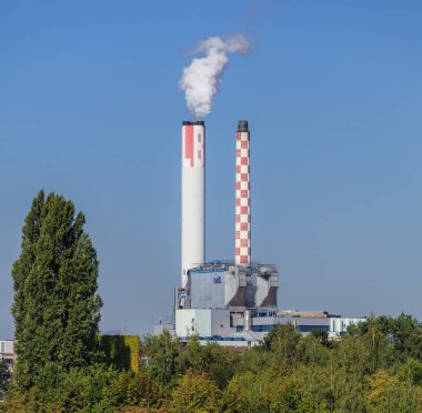 Basel, İsviçre yeşil ağaçlar üzerinde endüstriyel baca