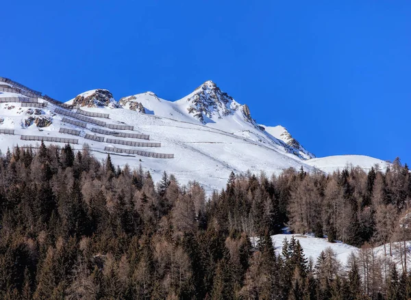 Montanha com cercas de neve, vista da cidade de Davos, na Suíça — Fotografia de Stock