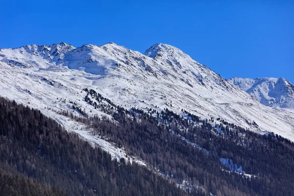 Швейцарські Альпи взимку, вид з місто Давос — стокове фото