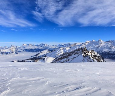 Fronalpstock dağın İsviçre görünümünden kış