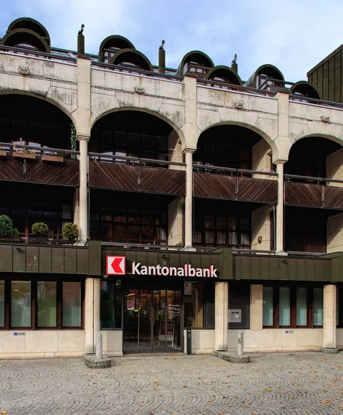 Вход в офис Кантонального банка Обвальдена — стоковое фото
