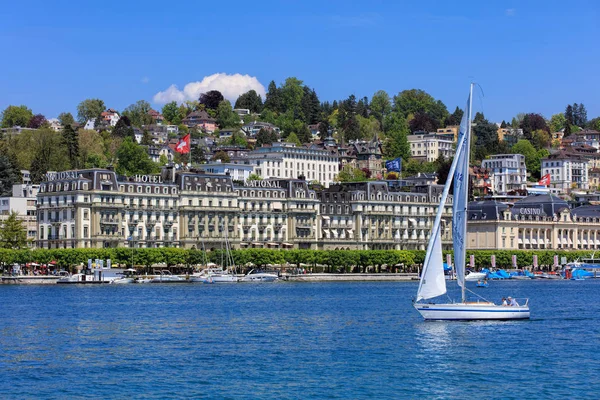 Danau Lucerne di musim semi, pandangan dari kota Lucerne — Stok Foto