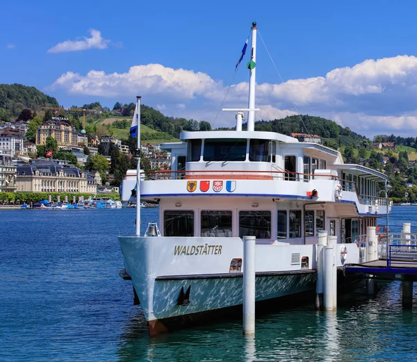 MS Waldstatter em um cais no Lago Lucerna — Fotografia de Stock