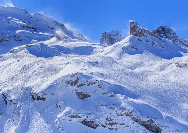 Zobacz na Mt. Titlis w Szwajcarii w wietrzny dzień w zimie — Zdjęcie stockowe