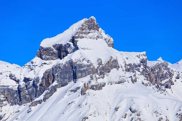 Szczyt górski w Alpach Szwajcarskich, w zimie — Zdjęcie stockowe