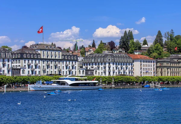 Lago Lucerna na primavera, vista da cidade de Lucerna — Fotografia de Stock
