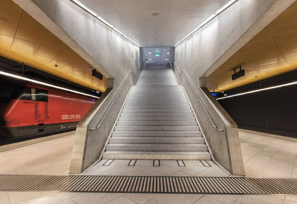 Escalera en la parte subterránea de la estación principal de tren de Zurich — Foto de Stock