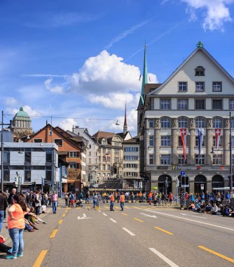 Zürih, İsviçre şehrine Sechselauten tatil