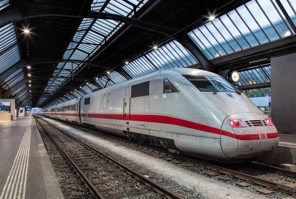 Treno alla stazione centrale di Zurigo — Foto Stock