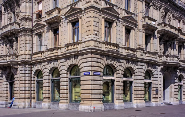 Building on the corner of Paradeplatz and Bahnhofstrasse in Zurich, Switzerland — Stock Photo, Image