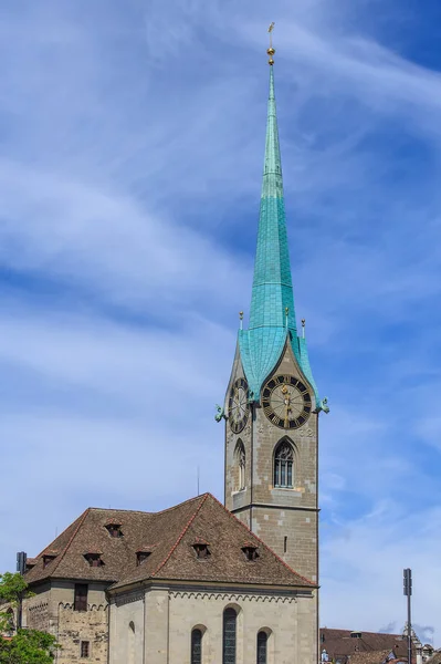 Klokkentoren van de kathedraal van de Fraumunster in Zurich, Zwitserland — Stockfoto
