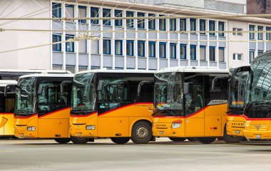 İsviçre Chur şehir otobüs durağında otobüs deftere nakletmek