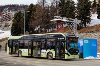 St. Moritz, İsviçre için bir hızlı şarj tesisinde Volvo 7900 hibrid elektrikli otobüs