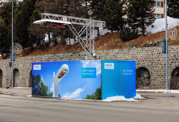 Snelle gratis faciliteit voor hybride bussen in St. Moritz, Zwitserland — Stockfoto