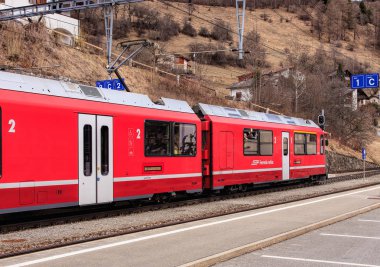 Rhaetian Demiryolu tren İsviçre Filisur tren istasyonu terk