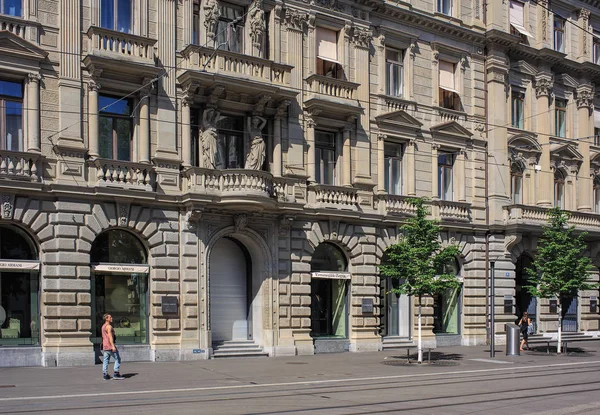 Gebouwen langs Bahnhofstrasse straat in Zurich, Zwitserland — Stockfoto