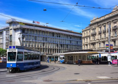 Zürih şehir meydanında Paradeplatz