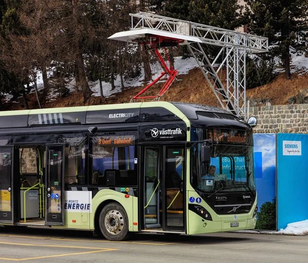 Volvo 7900 Electric Hybrid bus at a quick-charge facility in St. — Stock Photo, Image