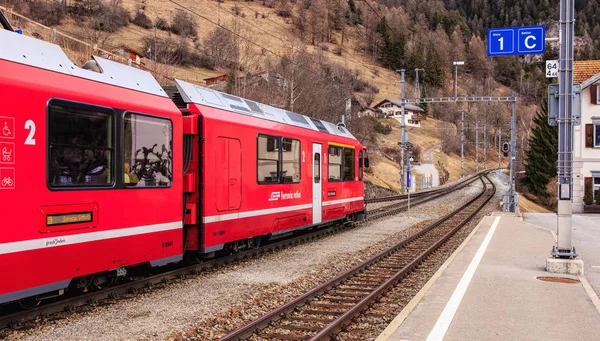Rätiska Railway tåg lämnar Filisur järnvägsstationen i Schweiz — Stockfoto