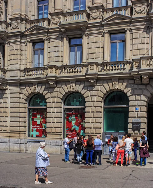 Lidé u Credit Suisse v návaznosti na náměstí Paradeplatz v Curychu, Švýcarsko — Stock fotografie