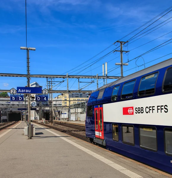 Švýcarská federální železnice vlak na nástupišti nádraží v Aarau — Stock fotografie