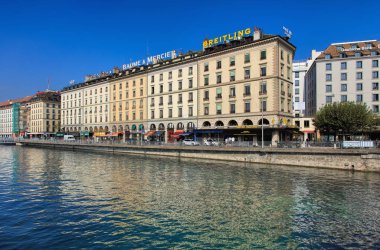 Cenevre, İsviçre'deki Rhone Nehri boyunca binalar
