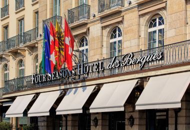 Bayrakları üzerinde girişinde dört mevsim Hotel des Bergues Cenevre, İsviçre