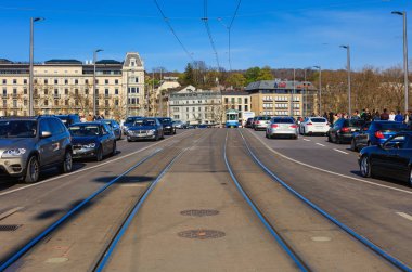 Zürih, İsviçre Quaibrucke köprü boyunca görüntülemek