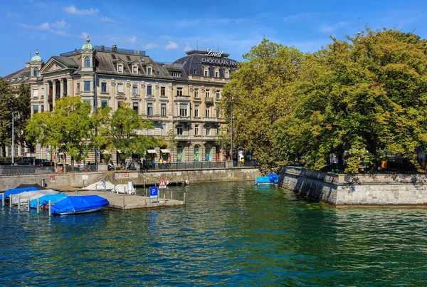 Edificios a lo largo del río Limmat en la ciudad de Zurich, Suiza —  Fotos de Stock