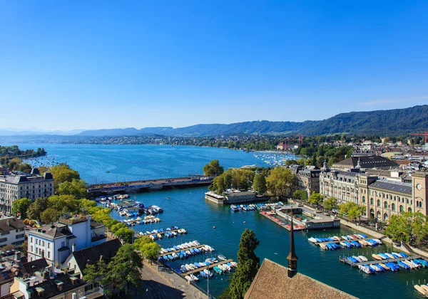 Uitzicht op de stad Zürich vanaf de toren van de kathedraal van Grossmunster — Stockfoto