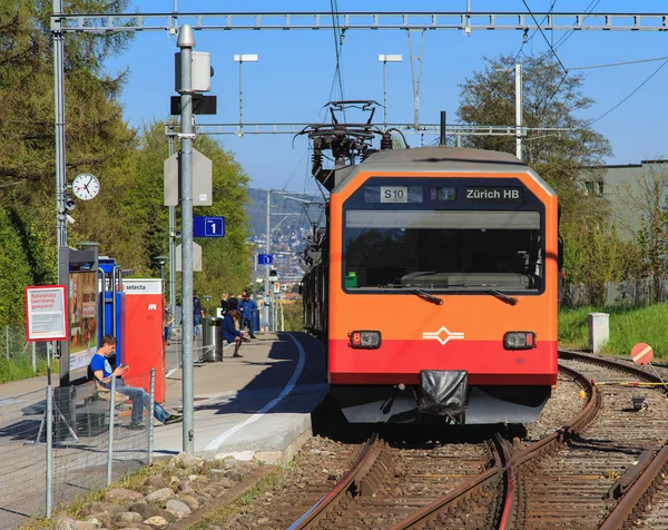 Tren de la línea ferroviaria Uetliberg en Zurich, Suiza — Foto de Stock