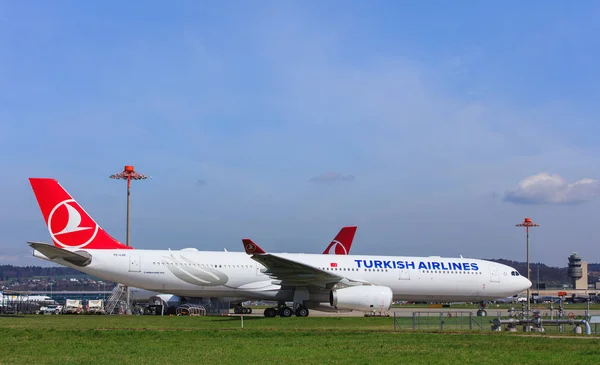 Turkish Airlines Airbus A330-300 in the Zurich Airport — Stock Photo, Image