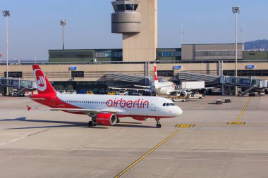Airbus A320 Air Berlin Zürih Havaalanı Taksilemek