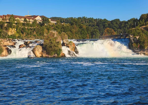 Rhinen faller i Schweiz sommartid — Stockfoto