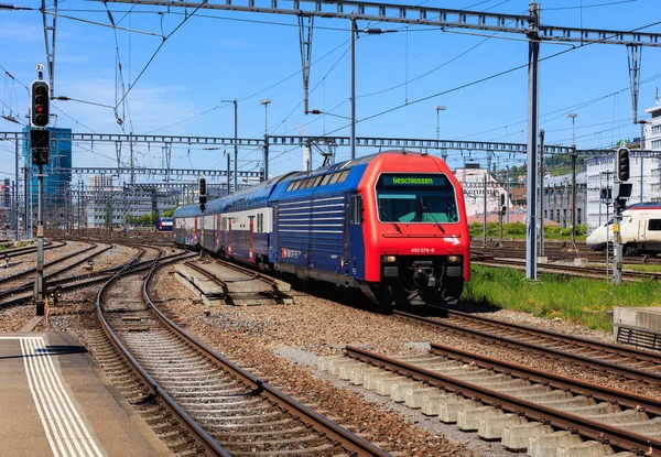 Vista da una piattaforma della principale stazione ferroviaria di Zurigo — Foto Stock