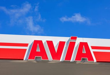 Avia akaryakıt istasyonu çatıda imzalamak