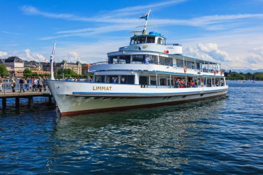 MS Limmat İsviçre Zürih Gölü üzerinde bir iskelede