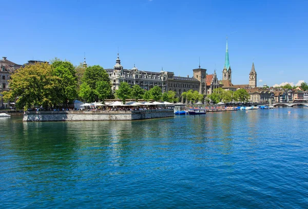 Edifícios ao longo do rio Limmat em Zurique, Suíça — Fotografia de Stock