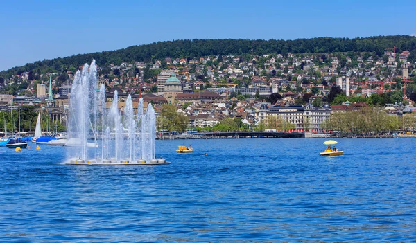 Meer van Zürich en de stad van Zürich in Zwitserland — Stockfoto