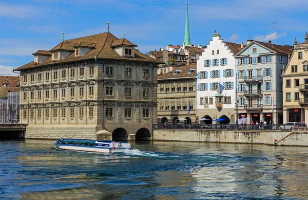 Gebäude am Limmatfluss in Zürich, Schweiz — Stockfoto